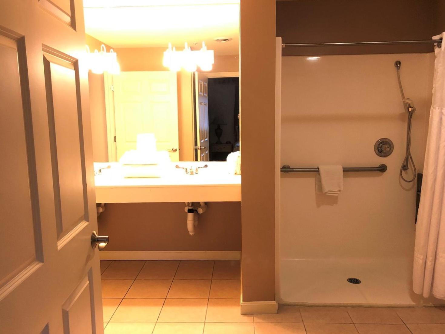 Vacation Village In The Berkshires Hancock Quarto foto A typical bathroom in a hotel